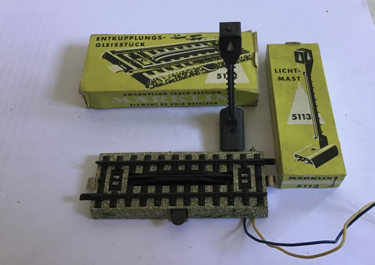 MARKLIN HO 5112 + 513 binario M di sganciamento con palo luminoso