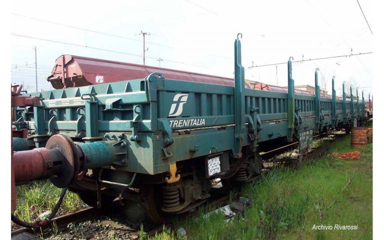 Rivarossi HR 6485 FS, 4-axle flat wagon Res, green livery, with handbrake, period V-VI