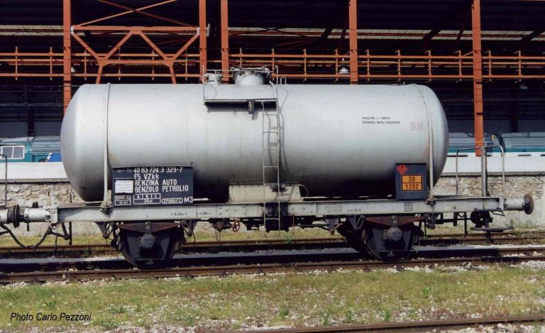 Rivarossi HR 6490 FS, 3-unit set of 2-axle tank wagons VZkk (2 without brakeman's cab, 1 with), 27 m3 tank, period IV