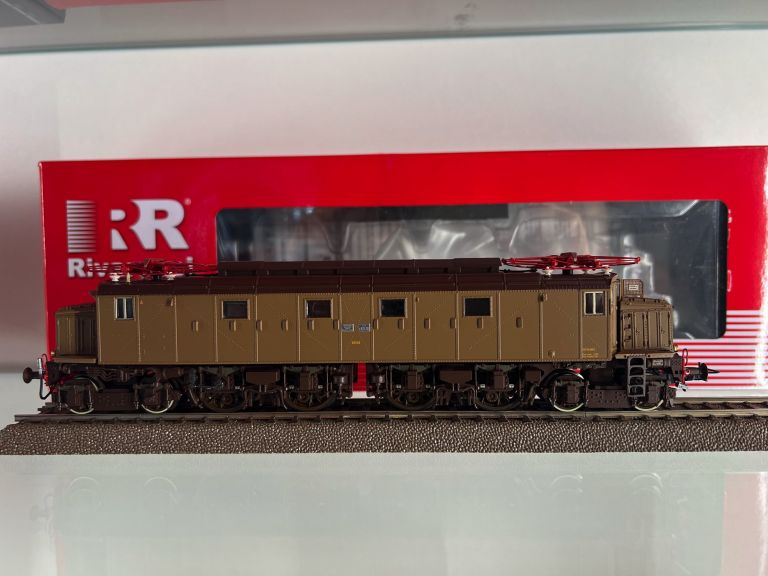 Rivarossi HR2901 FS, locomotiva elettrica E.428 ad avancorpi, con compressore meccanico, ruote motrici con tamponi in gomma, ep. IIIb