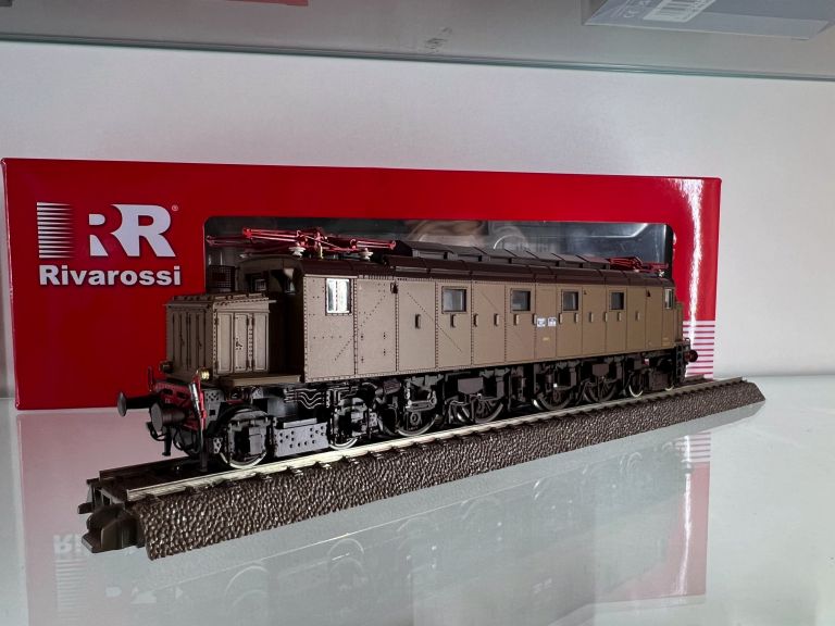 Rivarossi HR2901 FS, locomotiva elettrica E.428 ad avancorpi, con compressore meccanico, ruote motrici con tamponi in gomma, ep. IIIb