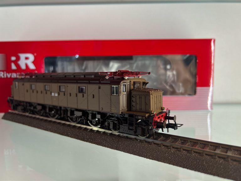 Rivarossi HR2901 FS, locomotiva elettrica E.428 ad avancorpi, con compressore meccanico, ruote motrici con tamponi in gomma, ep. IIIb