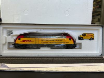 MARKLIN HO 39833  BR 182 DHL DIGITAL/SOUND Electric Locomotive like new MARKLIN