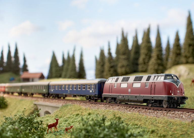 Minitrix N Gauge 16226 Class 220 Diesel Locomotive