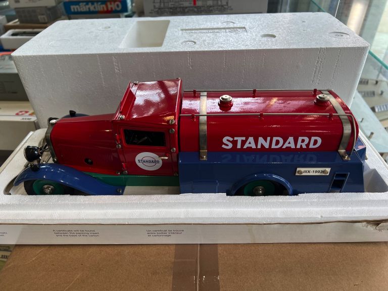 MARKLIN 1993 camion con cisterna "Standard"  in lamierino come nuovo