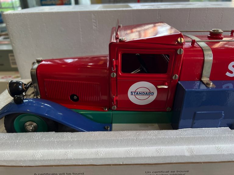 MARKLIN 1993 camion con cisterna "Standard"  in lamierino come nuovo