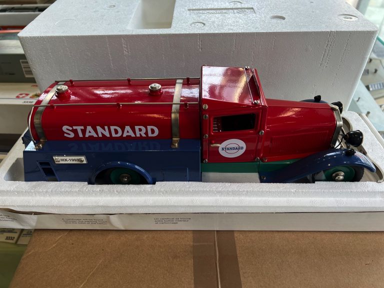 MARKLIN 1993 camion con cisterna "Standard"  in lamierino come nuovo