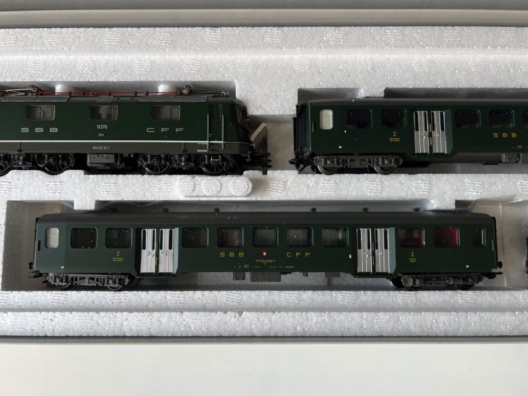 MARKLIN HO 26534 SWISS PASSENGER TRAIN SBB WITH RE 4/4 SECOND HAND LIKE NEW