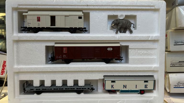 MARKLIN HO 4898 SET 3 CARRI SVIZZERI CIRCO KNIE CON SCATOLA ORIGINALE E ELEFANTE