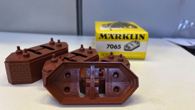 MARKLIN 7065 PILONE PER PONTE E RAMPA CURVA IN METALLO 0,5 CM. (5MM)
