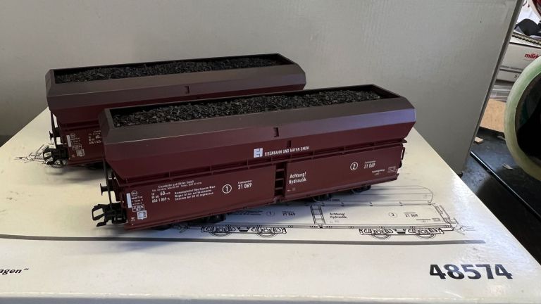 MARKLIN HO 48452 SET HOPPER CARS WITH COAL