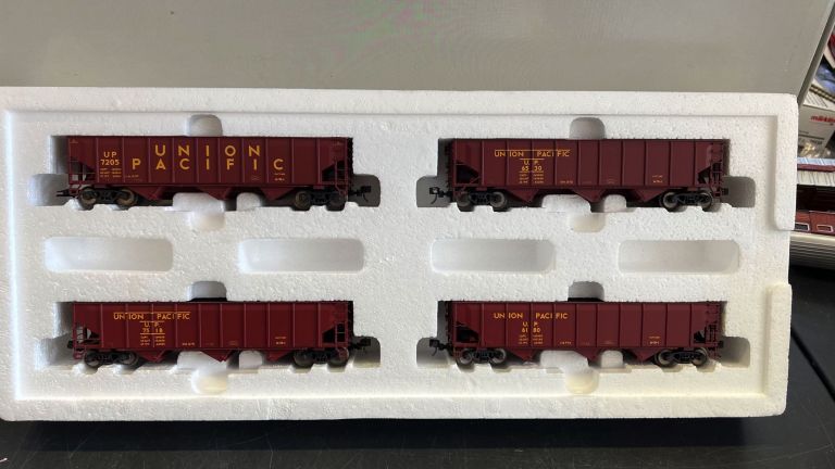 MARKLIN HO 45800 Car Set - 4 Hopper Cars.