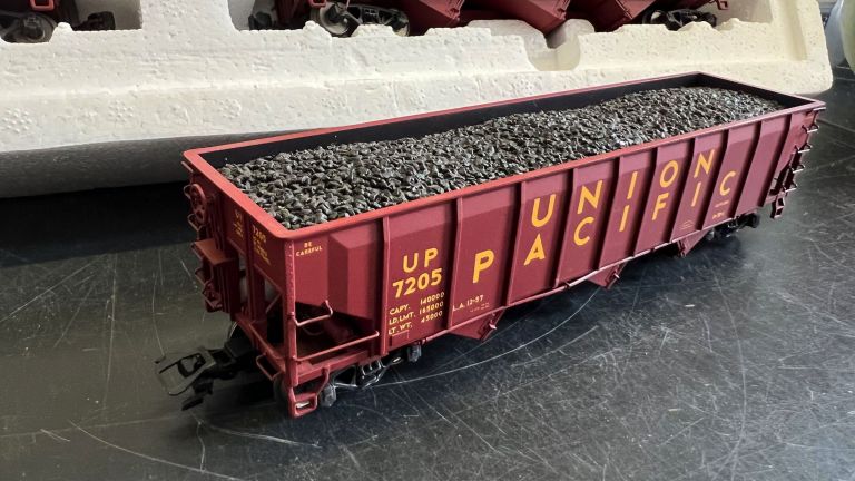 MARKLIN HO 45800 Car Set - 4 Hopper Cars.
