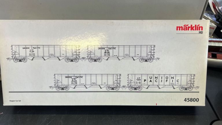 MARKLIN HO 45800 Car Set - 4 Hopper Cars.
