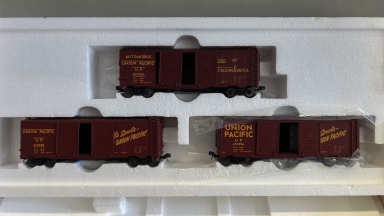 MARKLIN HO 45647 Car Set - 4 Box Cars.