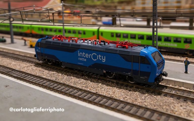 Rivarossi HR2982 FS, locomotiva elettrica E.402B nuova livrea "Intercity Notte" blu, ep. VI