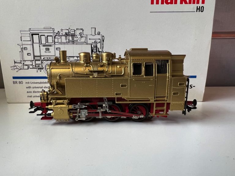 Marklin HO 33049 Steam Locomotive BR 80 golden livery second hand like new