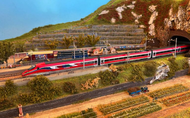 Arnold HN2621 FS Trenitalia, set base di 4 unit&agrave; del treno ad alta velocit&agrave; "Frecciarossa 1000", livrea pubblicitaria "Le plaisir d'un voyage nouveau", ep. VI