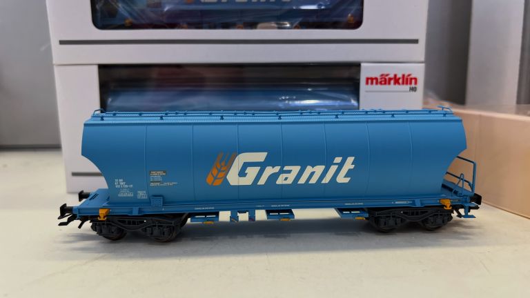 MARKLIN HO 46329 Set with 3 Hopper Cars