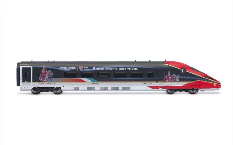Arnold HN2620D FS Trenitalia, set base di 4 unit&agrave; del treno ad alta velocit&agrave; "Frecciarossa 1000", livrea pubblicitaria "Ducati", ep. VI con decoder digital DCC