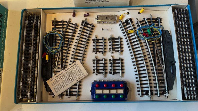 MARKLIN HO 2090 SET DI ESPANSIONE CON SCAMBI ELETTRICI PER BINARI TIPO K NUOVO